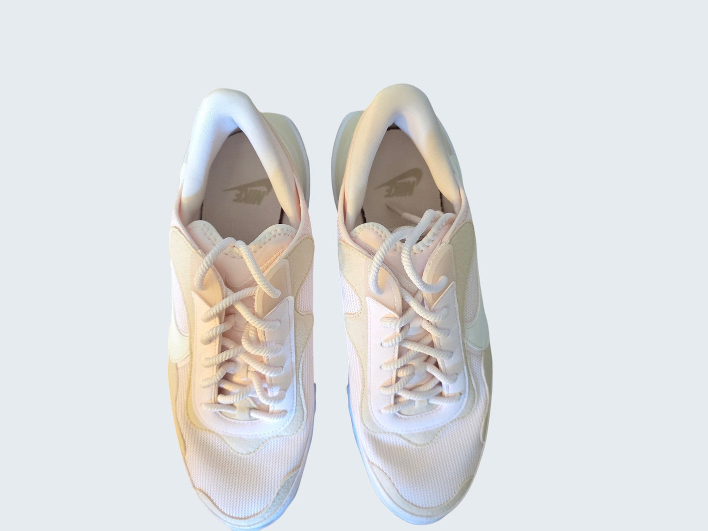 Damskie buty sportowe Nike React Vision w pastelowych odcieniach różu i beżu od Latające Wieszaki