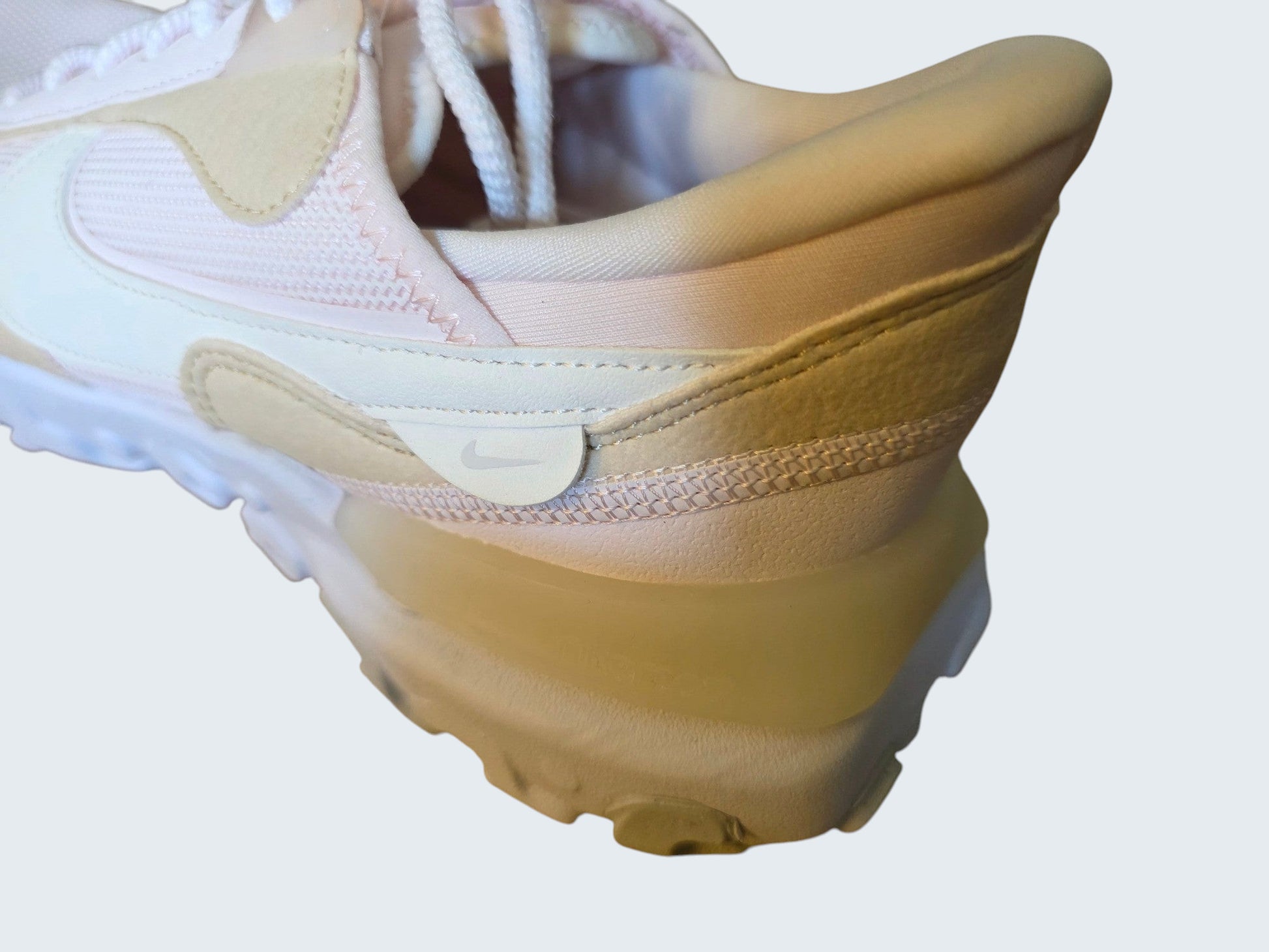 Damskie buty sportowe Latające Wieszaki Nike React Vision w pastelowych odcieniach różu i beżu z widoczną fakturą pięty