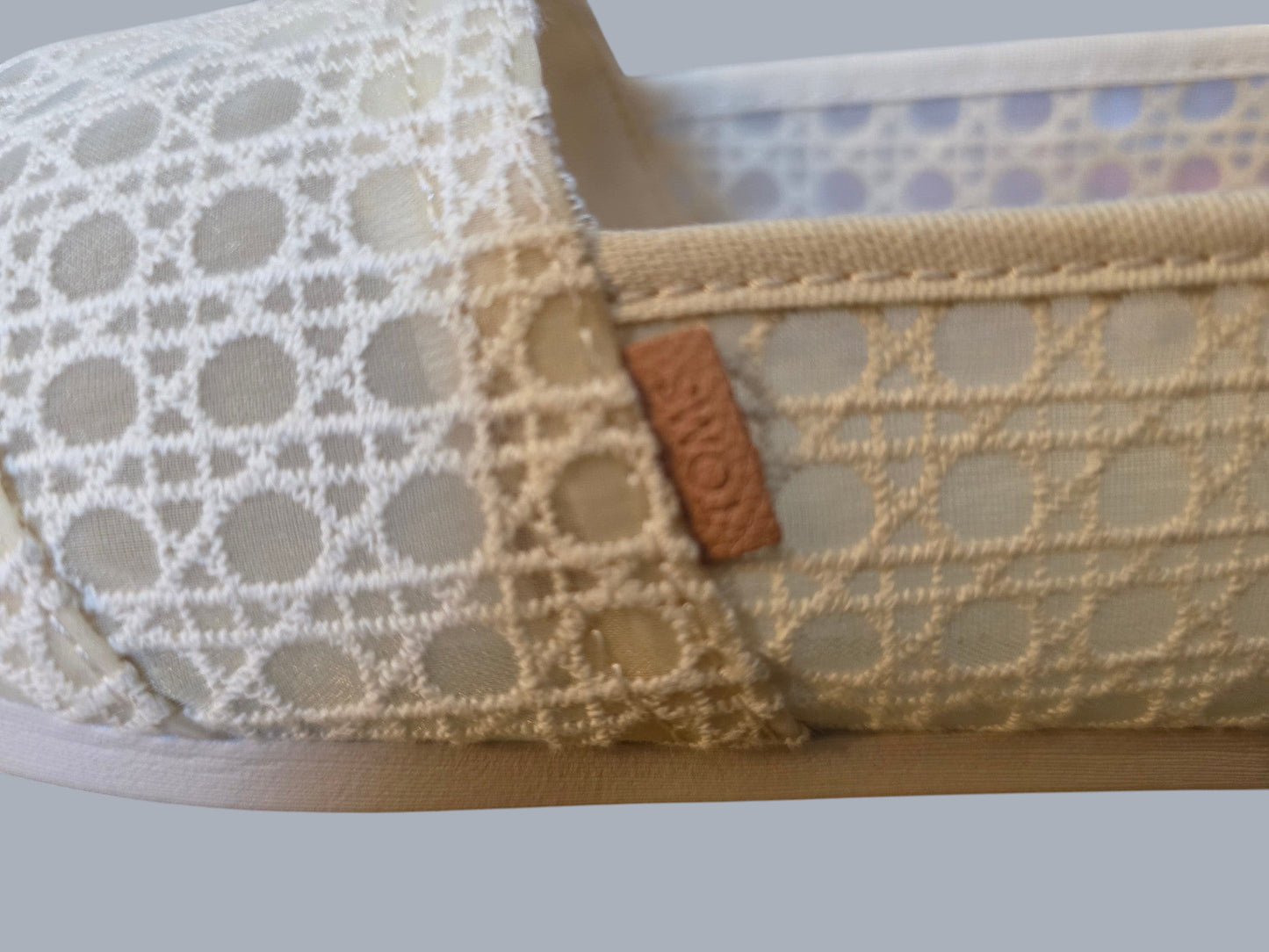 Damskie espadryle Latające Wieszaki TOMS Alpargata w kolorze beżowym z ażurowym splotem typu basket weave i logo